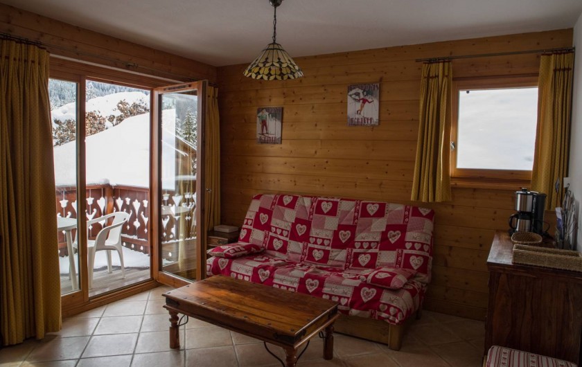 Location de vacances - Appartement à Les Carroz d'Arâches - canapé lit salon + vue sur terrasse