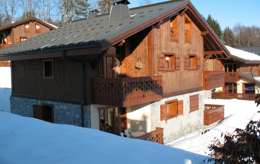 Location de vacances - Appartement à Les Carroz d'Arâches - vue du chalet l'hiver
