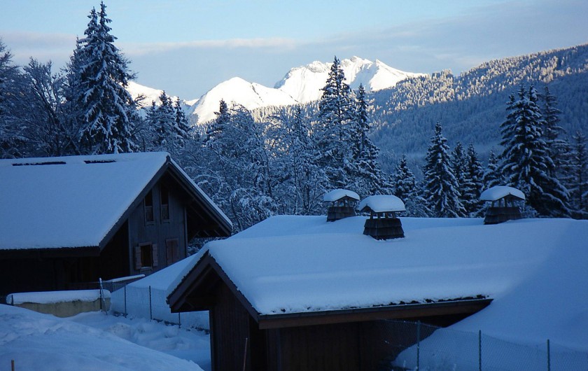 Location de vacances - Appartement à Les Carroz d'Arâches - vue de la terrasse sur montagne