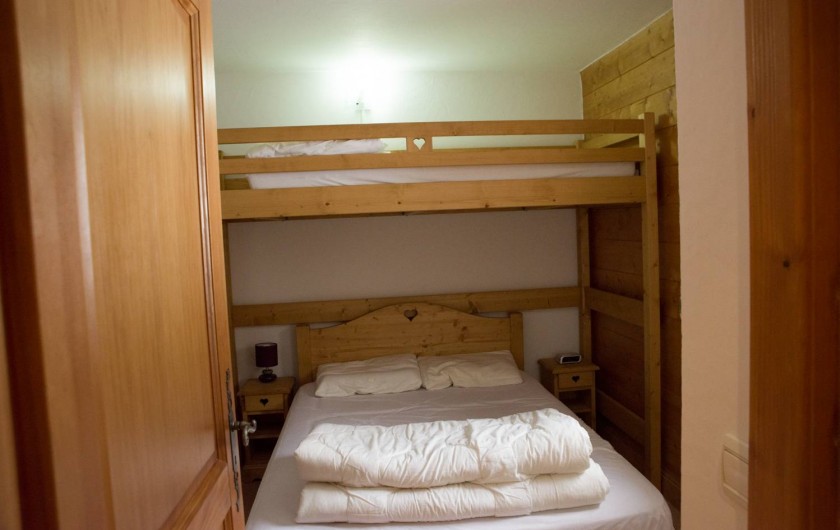 Location de vacances - Appartement à Les Carroz d'Arâches - chambre lit double avec lit mezzanine