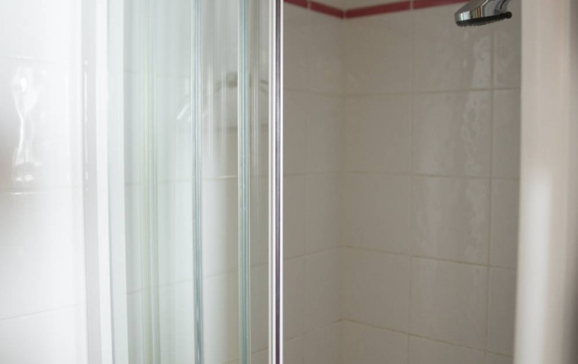 Location de vacances - Appartement à Les Carroz d'Arâches - salle d'eau chambre