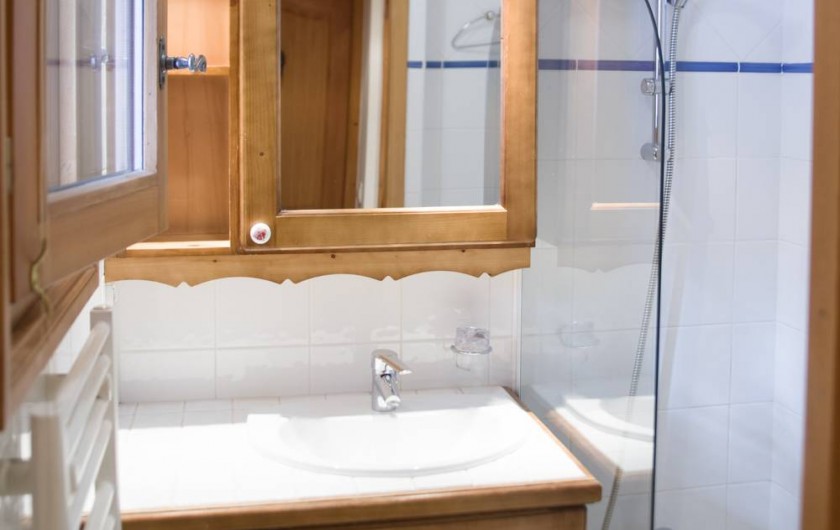 Location de vacances - Appartement à Les Carroz d'Arâches - salle de bains