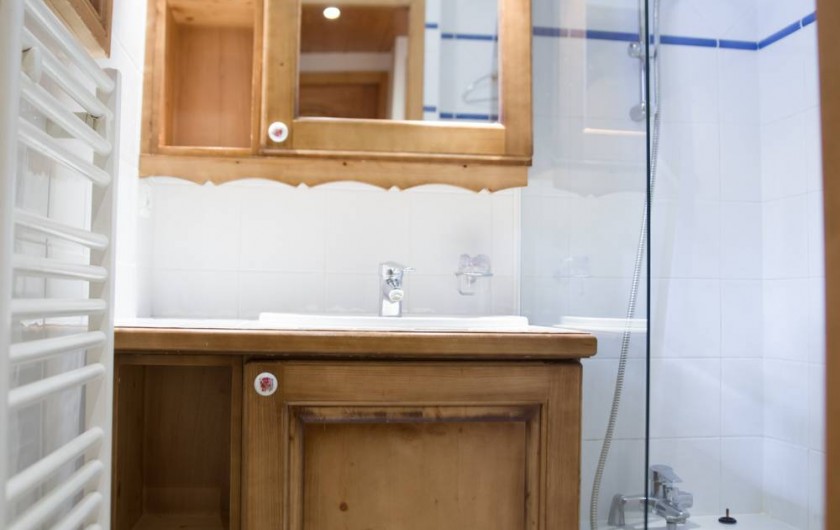 Location de vacances - Appartement à Les Carroz d'Arâches - salle de bains