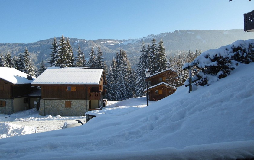 Location de vacances - Appartement à Les Carroz d'Arâches - vue de la terrasse sur chalet résidence