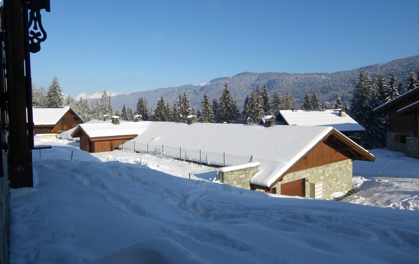 Location de vacances - Appartement à Les Carroz d'Arâches - vue de la terrasse sur garage couvert