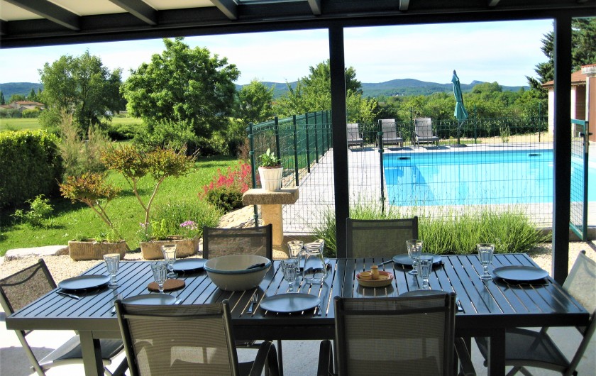 Location de vacances - Villa à Saint-Jean-de-Maruéjols-et-Avéjan - coin terrasse côté jardin et piscine