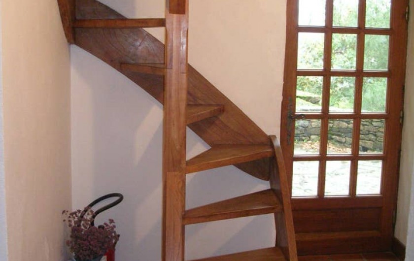 Location de vacances - Gîte à Saint-Victor-et-Melvieu - escalier en ormeau