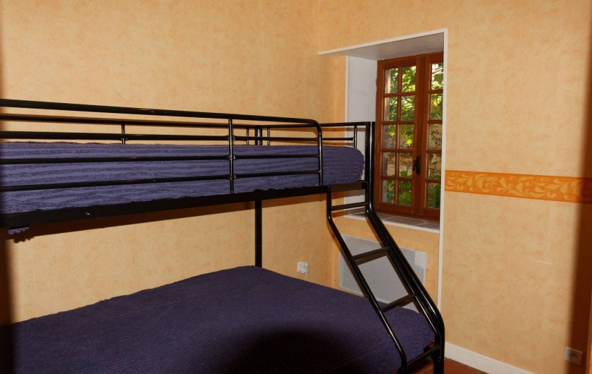 Location de vacances - Gîte à Saint-Victor-et-Melvieu - chambre lit en 140 en bas  et 90 en haut