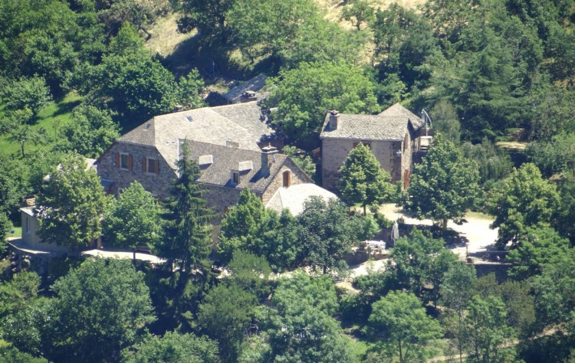 Location de vacances - Gîte à Saint-Victor-et-Melvieu - le gîte vu de la rive droite du TARN