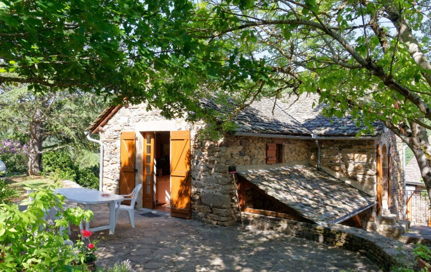 Location de vacances - Gîte à Saint-Victor-et-Melvieu - TERRASSE agréable devant séjour