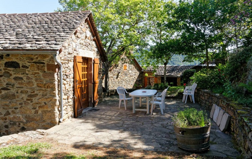 Location de vacances - Gîte à Saint-Victor-et-Melvieu - terrasse très agréable et ombragée devant cuisine
