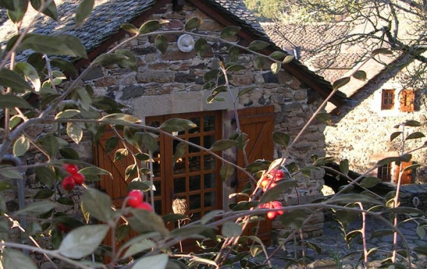 Location de vacances - Gîte à Saint-Victor-et-Melvieu - entrée du haut en hiver