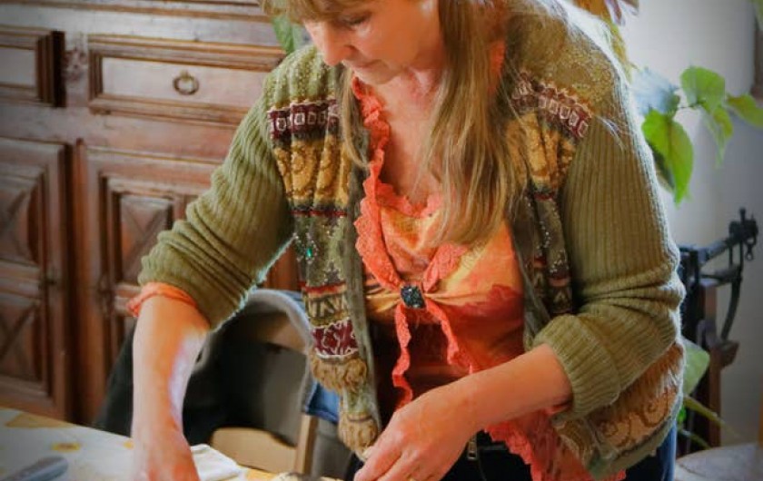 Location de vacances - Gîte à Saint-Victor-et-Melvieu - atelier pain avec Emilie