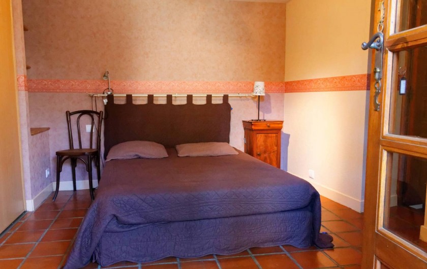 Location de vacances - Gîte à Saint-Victor-et-Melvieu - chambre lit en 140