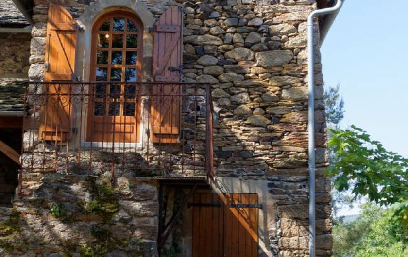 Location de vacances - Gîte à Saint-Victor-et-Melvieu - entrée côté cheminée