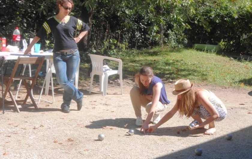 Location de vacances - Insolite à Labarre - La pétanque entre filles!