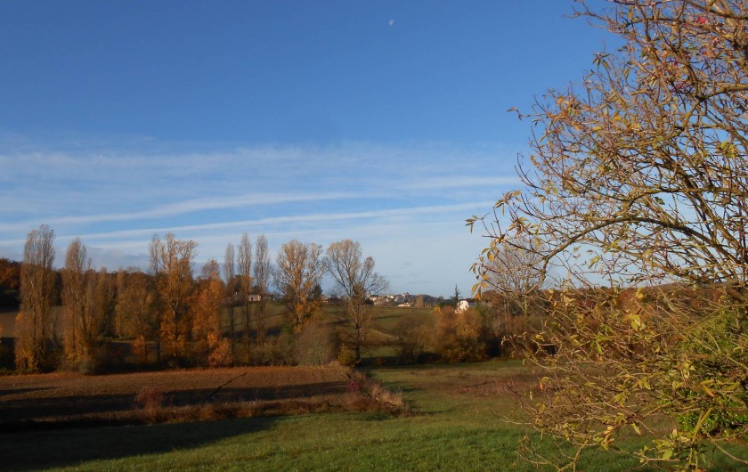 Location de vacances - Insolite à Labarre - La prairie sur laquelle sont implantées les tentes