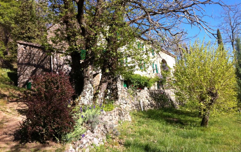 Location de vacances - Mas à Saint-Roman-de-Codières - arrivée sur la maison