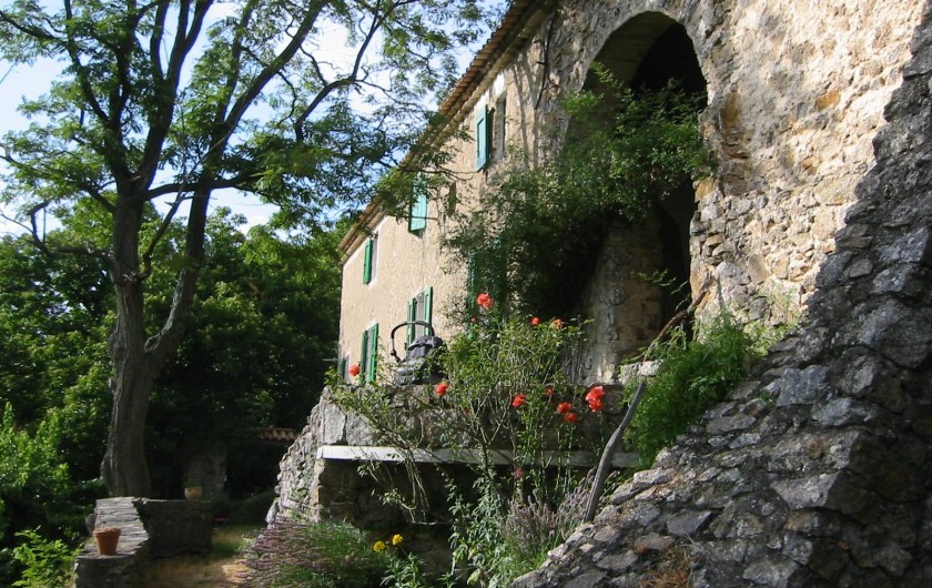 Location de vacances - Mas à Saint-Roman-de-Codières - Façade côté cour