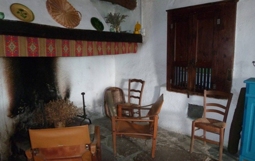 Location de vacances - Mas à Saint-Roman-de-Codières - La salle à manger, coin cheminée