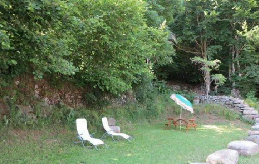 Location de vacances - Gîte à Saint-Pierre-de-Nogaret - Espace extérieur privatif, arboré avec bains de soleil...