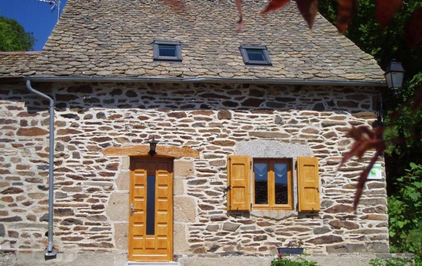 Location de vacances - Gîte à Saint-Pierre-de-Nogaret - La Forge, maison en pierres de pays et toiture en lauzes