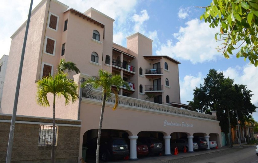 Location de vacances - Appartement à Playa del Carmen - Vue de l' immeuble, la piscine se trouve au dessus du stationnement
