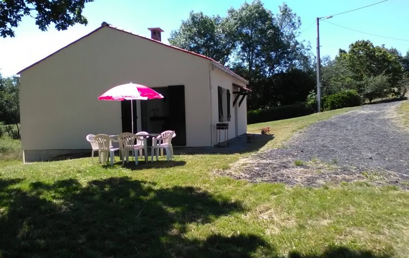 Location de vacances - Gîte à Bromont Lamothe - Exterieur : salon de jardin et barbecue