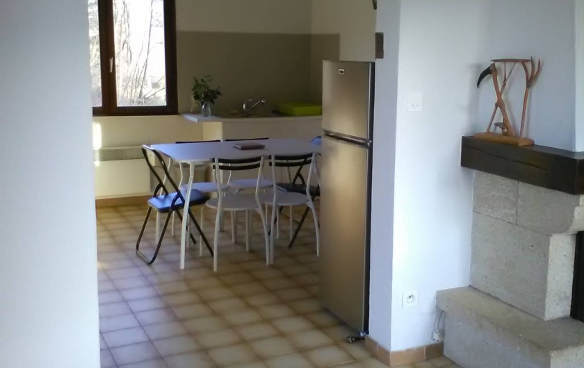 Location de vacances - Gîte à Bromont Lamothe - Vue de la cuisine depuis le salon