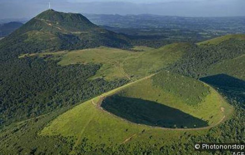 Location de vacances - Gîte à Bromont Lamothe - Le PUY-DE-DOME avec une partie de la CHAINE DES PUYS à 15 mn du gite