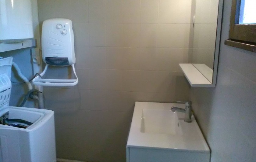 Location de vacances - Gîte à Bromont Lamothe - Salle d'eau à côté d'une douche italienne avec sèche-serviette + lave linge