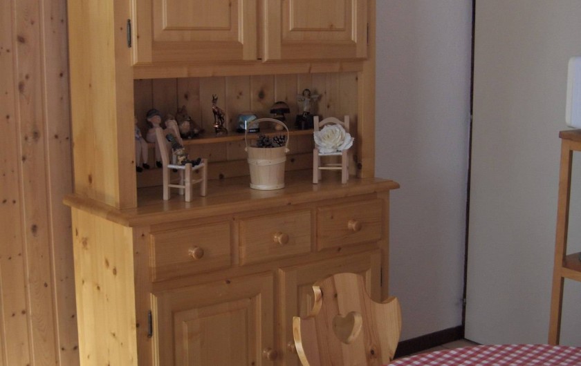 Location de vacances - Appartement à Samoëns - Vaisselier qui contient tout ce qu'il faut