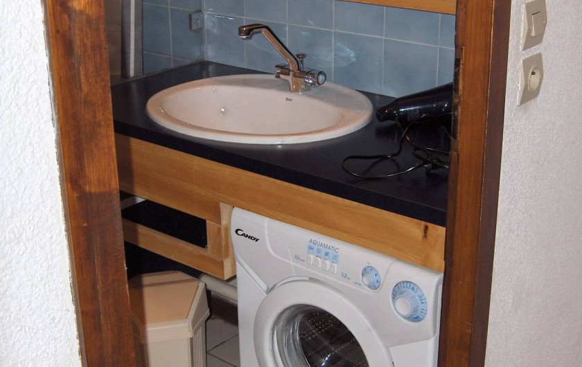 Location de vacances - Appartement à Samoëns - Salle de bain, sèche-cheveux, lave-linge