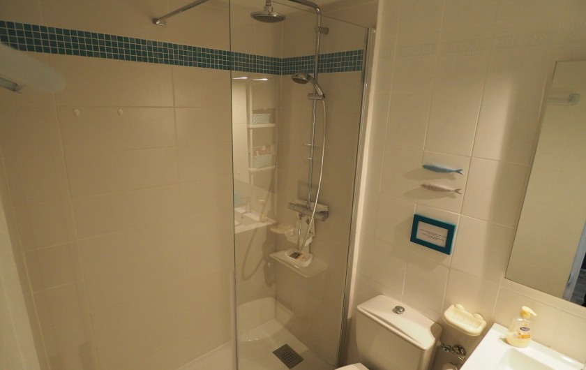 Location de vacances - Studio à Hyères - Grande douche