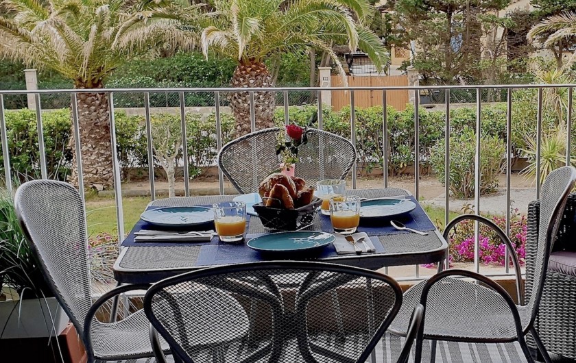 Location de vacances - Studio à Hyères - Petit déjeuner avec vue  sur les palmiers