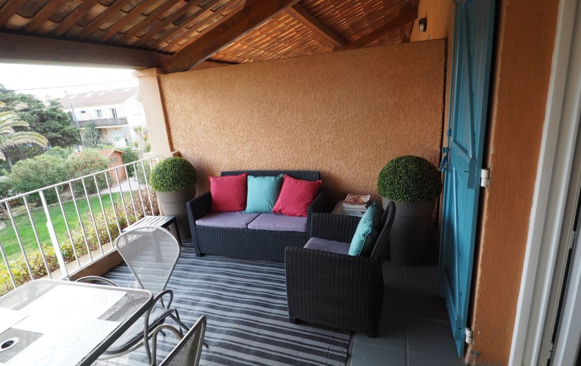 Location de vacances - Studio à Hyères - La grande terrasse, une vraie pièce supplémentaire