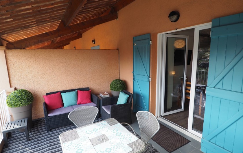 Location de vacances - Studio à Hyères - Terrasse confortable et on peut y déjeuner ou diner