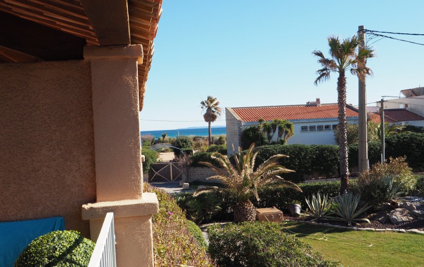 Location de vacances - Studio à Hyères - A gauche la mer...