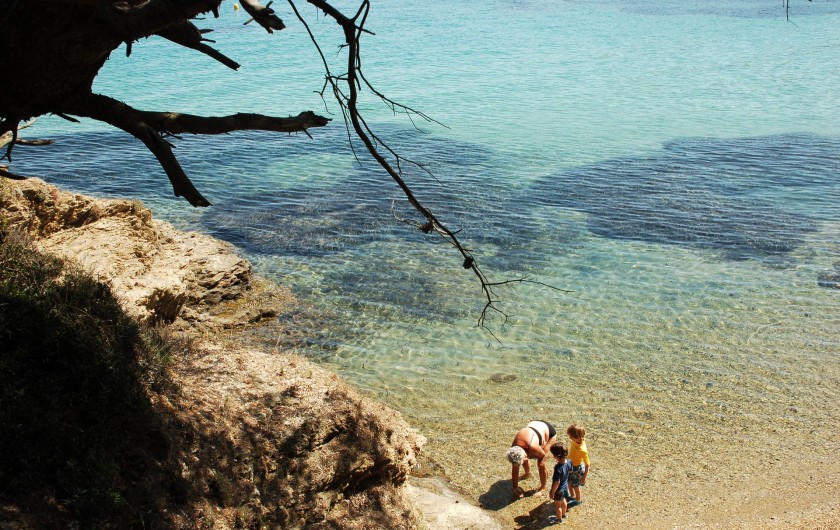 Location de vacances - Studio à Hyères - Mamie et les petits.  Copyright Hyères-Tourisme Julien Veyssade