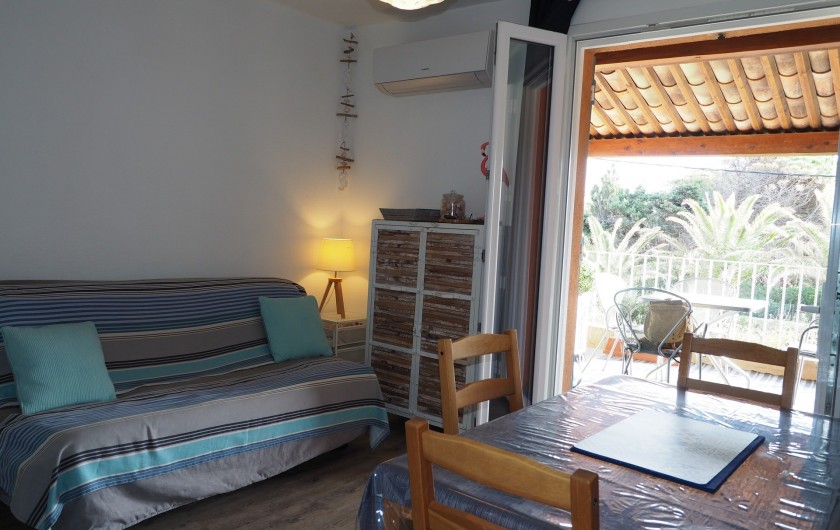 Location de vacances - Studio à Hyères - Pièce principale / grand canapé BZ, vue sur la terrasse