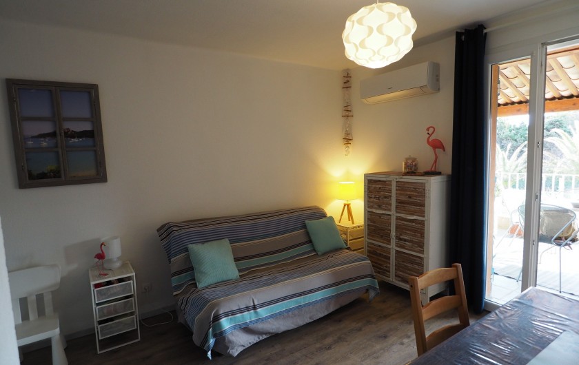 Location de vacances - Studio à Hyères - Pièce principale. Noter la climatisation en hauteur