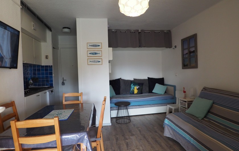Location de vacances - Studio à Hyères - Vue sur l'entrée et la kitchenette à gauche, table repas.