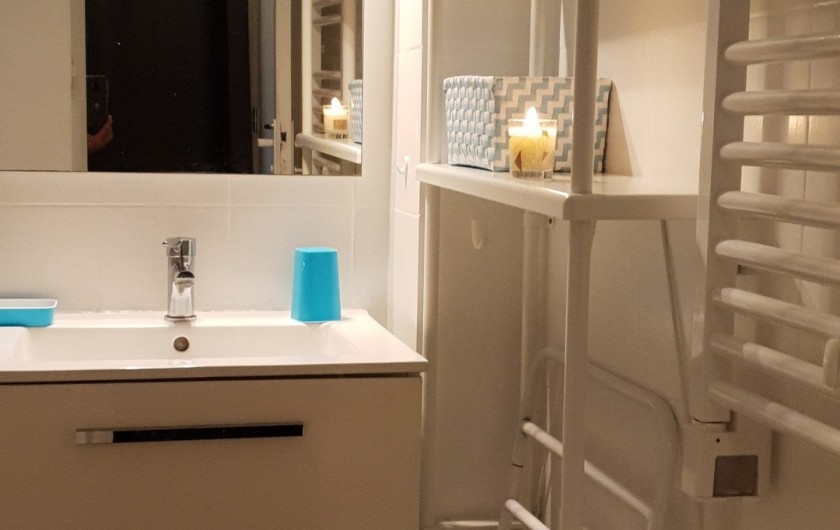Location de vacances - Studio à Hyères - Lavabo, sèche-serviettes
