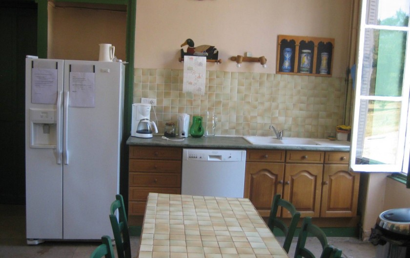 Location de vacances - Château - Manoir à Saint-Denis-de-l'Hôtel - cuisine  avec réfrigérateur americain et 2 machines à laver la vaissselle