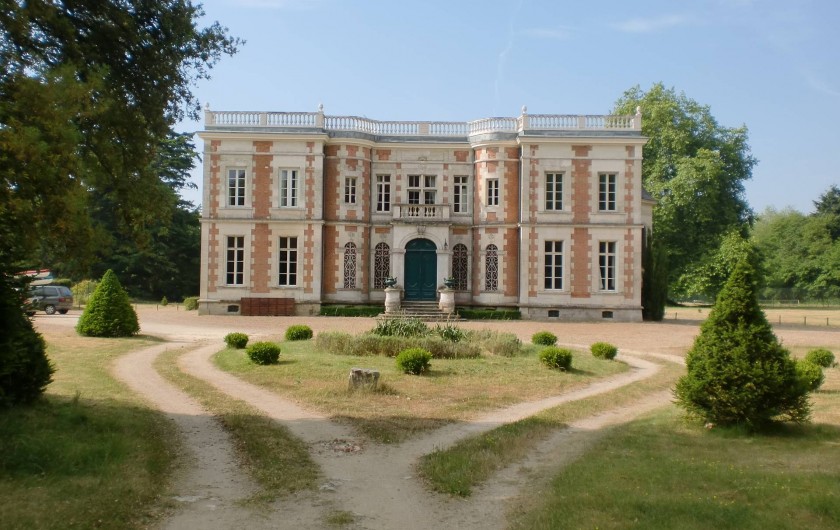 Location de vacances - Château - Manoir à Saint-Denis-de-l'Hôtel - Façade nord  arrivée