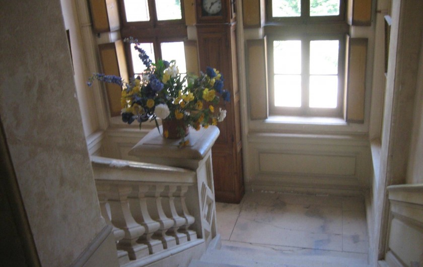Location de vacances - Château - Manoir à Saint-Denis-de-l'Hôtel - escalier