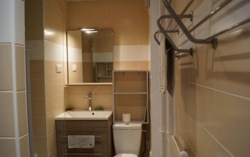 Location de vacances - Appartement à Les Angles - Salle de bains avec une cabine de douche et une baignoire avec douche
