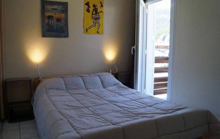 Location de vacances - Appartement à Les Angles - Chambre ouvrant sur le balcon. Grande armoire