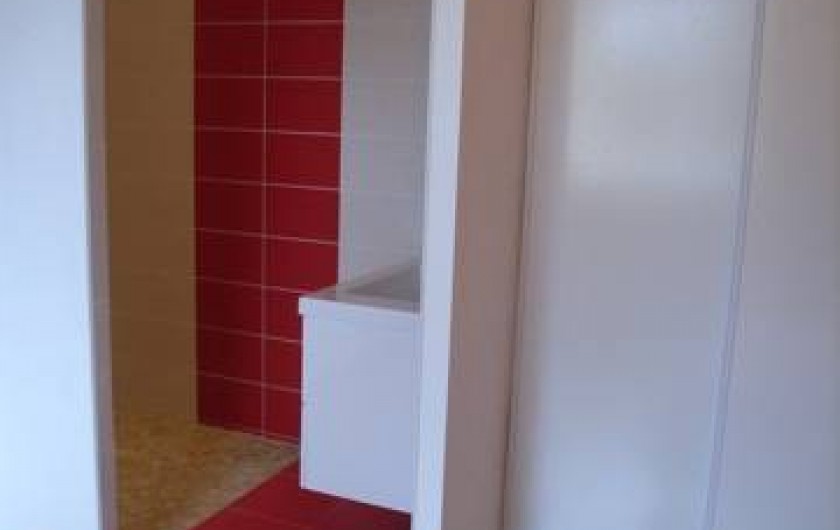 Location de vacances - Maison - Villa à Lanmeur - salle de bain de la chambre 1 avec douche à l'italienne et lavabo