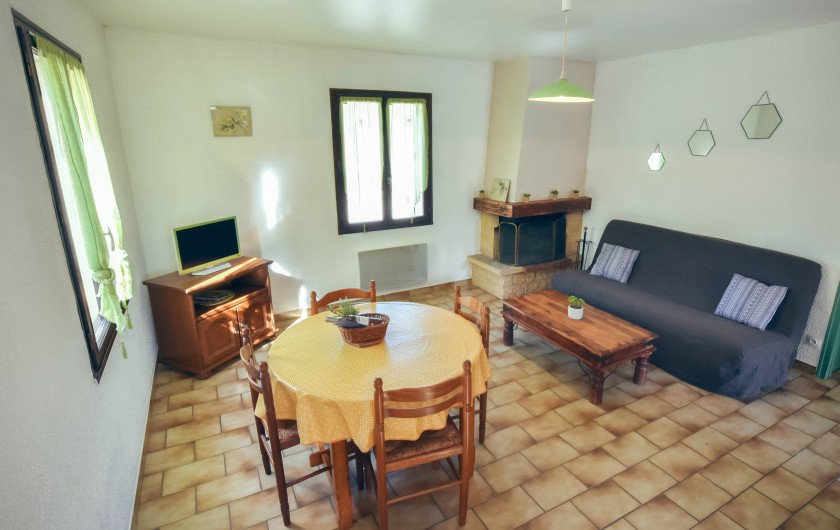 Location de vacances - Gîte à Balazuc - Salon avec salle à manger et tv